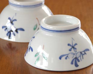 砥部焼・陶房遊　花ちらしの茶碗(大)を伏せて