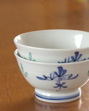 砥部焼・陶房遊　花ちらしの茶碗(大) を重ねて