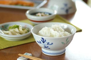 砥部焼・陶房遊　花ちらしの茶碗(大)