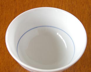 砥部焼・陶房遊　花ちらしの茶碗(大)を上から見て