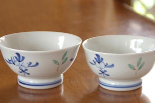 砥部焼・陶房遊　花ちらしの茶碗　大サイズと小サイズ