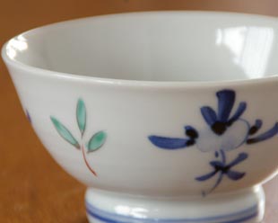 砥部焼・陶房遊　花ちらしの茶碗(小）の絵付け