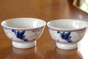 砥部焼・陶房遊　しだ紋の茶碗の大サイズと小サイズ