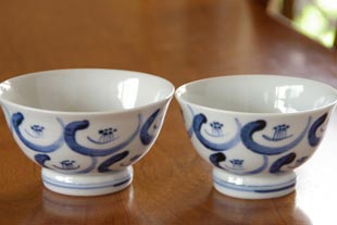 砥部焼・陶房遊　つばきの茶碗の大と小