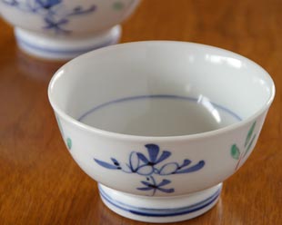 砥部焼　花ちらしの茶碗(小)