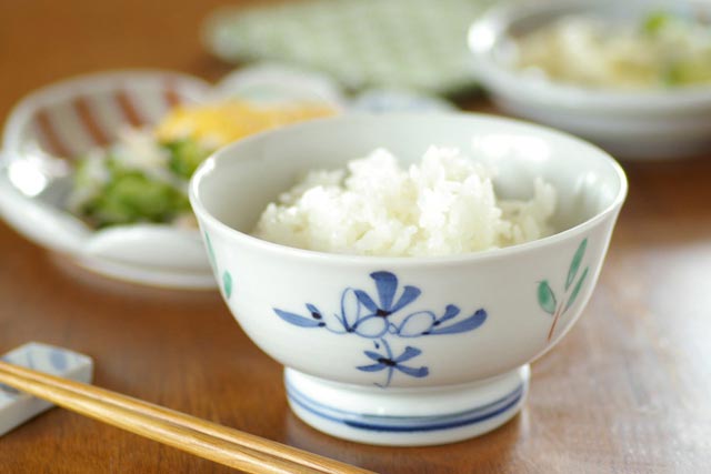 砥部焼・陶房遊　花ちらしの茶碗(小)