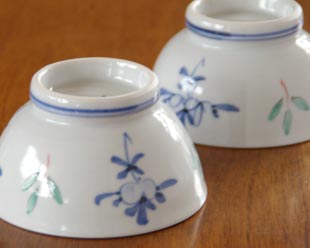 砥部焼・陶房遊　花ちらしの茶碗(小)を伏せて