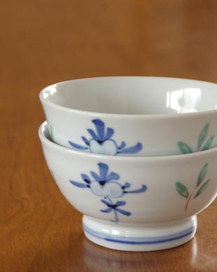 砥部焼・陶房遊　花ちらしの茶碗(小)を重ねて