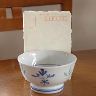 砥部焼・陶房遊　花ちらしの茶碗(小）をはがきと比較して