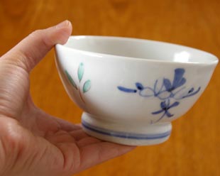 砥部焼・陶房遊　花ちらしの茶碗(小)を手に持って