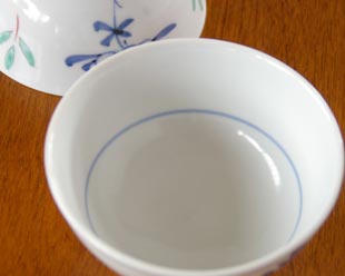 砥部焼・陶房遊　花ちらしの茶碗(小)を上から見て