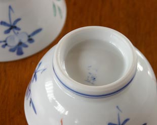 砥部焼・陶房遊　花ちらしの茶碗(小)の底面