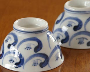 砥部焼・陶房遊　つばきの茶碗(小)を伏せて