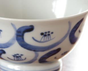 砥部焼・陶房遊　つばきの茶碗(小)の絵付け