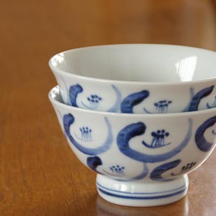 砥部焼・陶房遊　つばきの茶碗(小)を重ねて