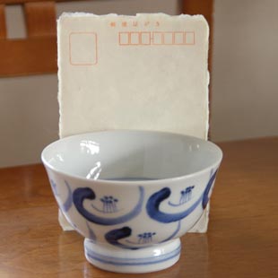 砥部焼・陶房遊　つばきの茶碗(小) をはがきと比較して