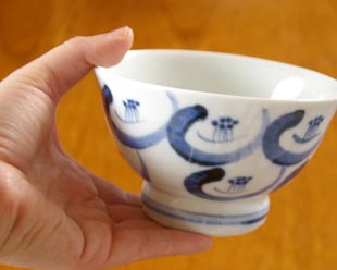 砥部焼・陶房遊　つばきの茶碗(小)を手に持って