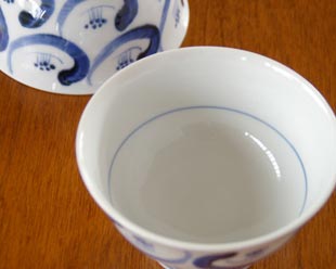 砥部焼・陶房遊　つばきの茶碗(小)を上から見て