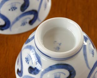 砥部焼・陶房遊　つばきの茶碗(小)の底面