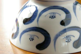 砥部焼・陶房遊　つばきの茶碗の絵付け