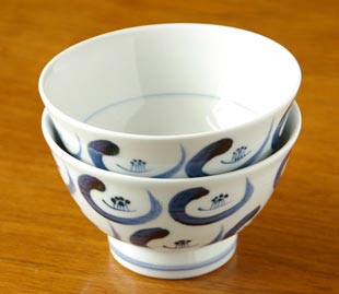 砥部焼・陶房遊　つばきの茶碗を重ねて