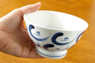 砥部焼・陶房遊　つばきの茶碗を手に