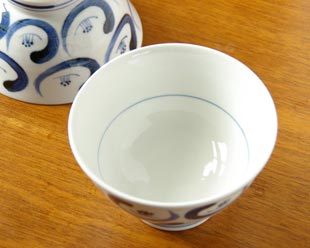 砥部焼・陶房遊　つばきの茶碗を上から見て