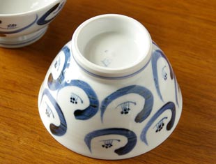 砥部焼・陶房遊　つばきの茶碗の底面