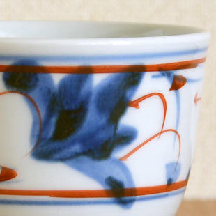 砥部焼・陶房遊　しだ紋の反湯呑の絵付け