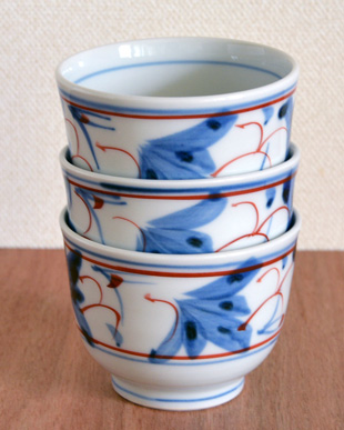 砥部焼・陶房遊　しだ紋の反湯呑を重ねて