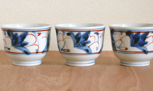 砥部焼・陶房遊　しだ紋の反湯呑を並べて
