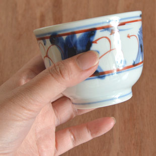 砥部焼・陶房遊　しだ紋の反湯呑を手に持って