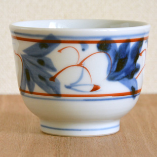 砥部焼・陶房遊　しだ紋の反湯呑を横から見て