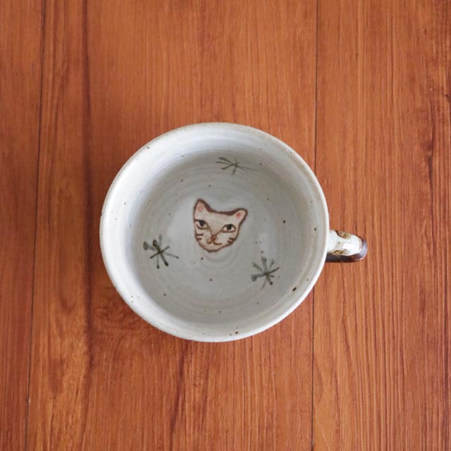 内底の猫の顔