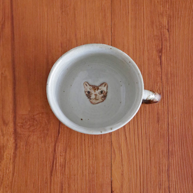 内底の猫の顔