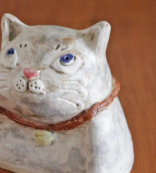 招き猫 シロのお顔と表情のアップ