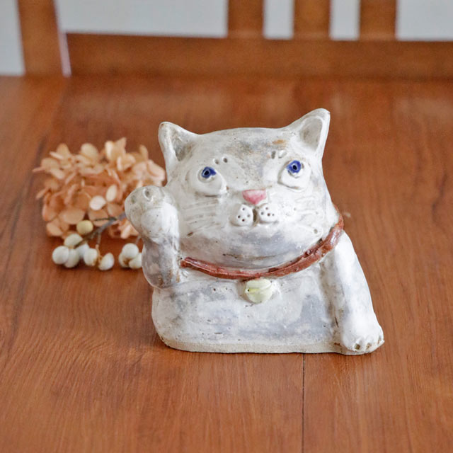 招き猫 シロ 正面からの様子