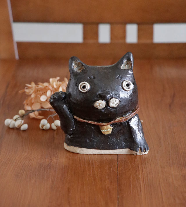 招き猫 クロ 正面からの様子