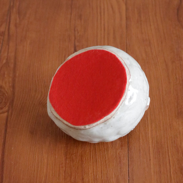 底面に赤いフェルトが貼られたまんまるひつじ