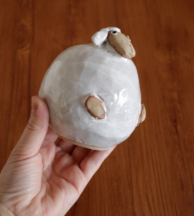 手のひらにのせたたれ耳ひつじ