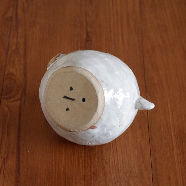 たれ耳ひつじの陶器の底面
