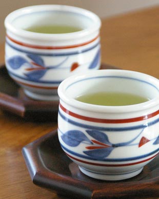 砥部焼・梅山窯　みつ葉の玉ぶち湯呑に緑茶をいれて