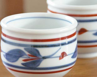 砥部焼・梅山窯　みつ葉の玉ぶち湯呑の絵付け