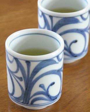 砥部焼・梅山窯　からくさの筒湯呑に緑茶を淹れて