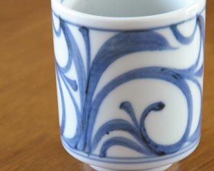 砥部焼・梅山窯　からくさの筒湯呑の絵付け