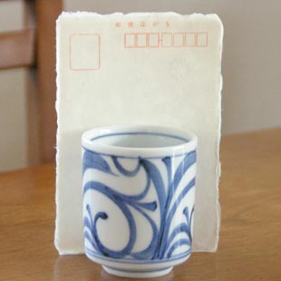 砥部焼・梅山窯　からくさの筒湯呑をはがきと比較して