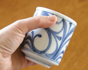 砥部焼・梅山窯　からくさの筒湯呑を手に持って