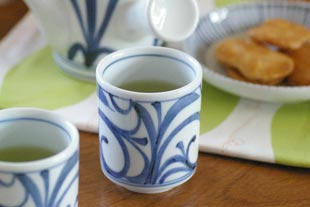 砥部焼・梅山窯　からくさの筒湯呑に緑茶を