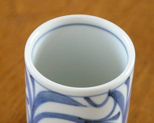 砥部焼・梅山窯　からくさの筒湯呑を上から見て