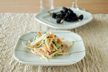 砥部焼・梅乃瀬窯 しましま柄の角皿にサラダを